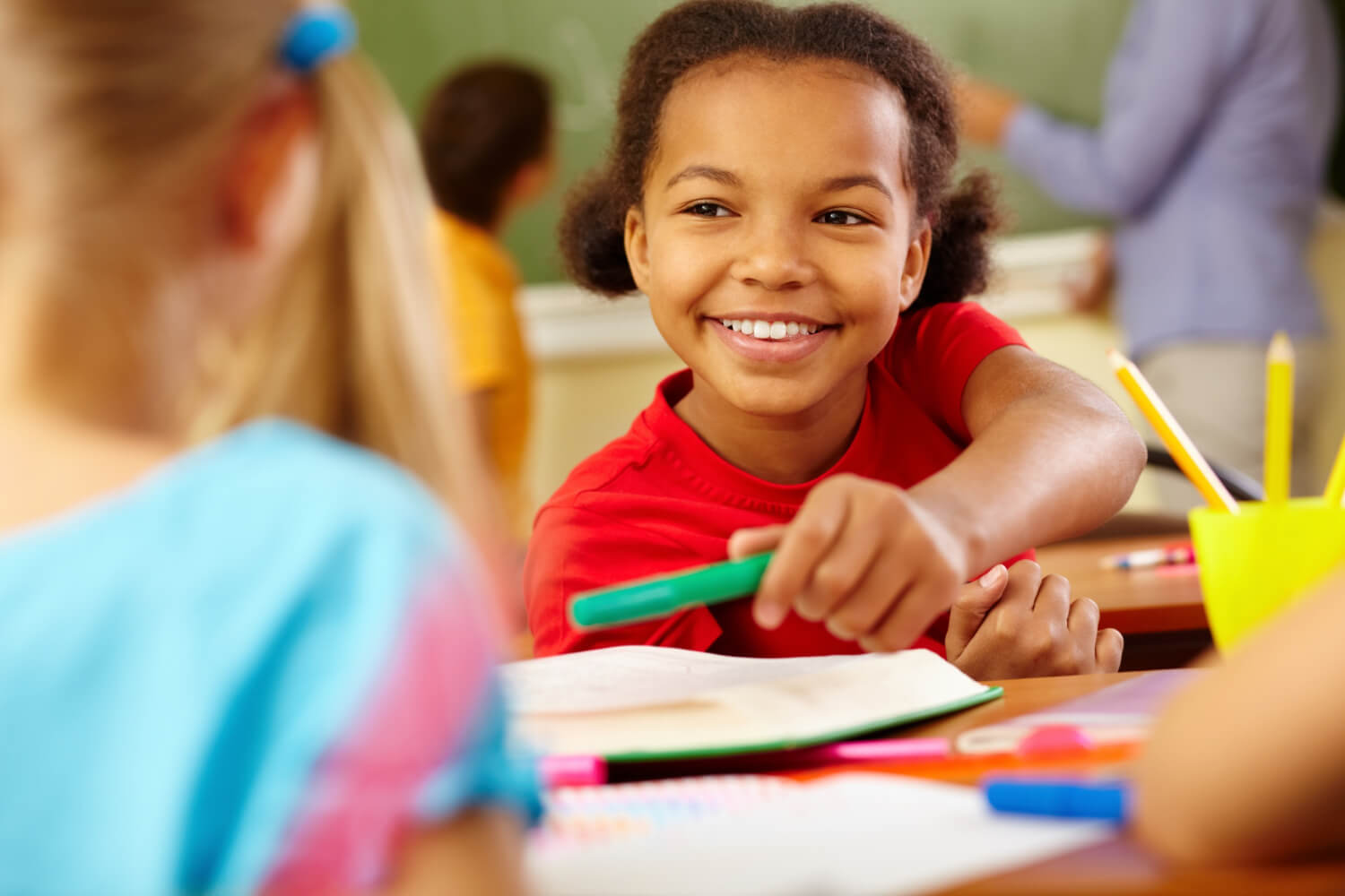 Young student learning in an online bilingual summer program with a certified bilingual tutor