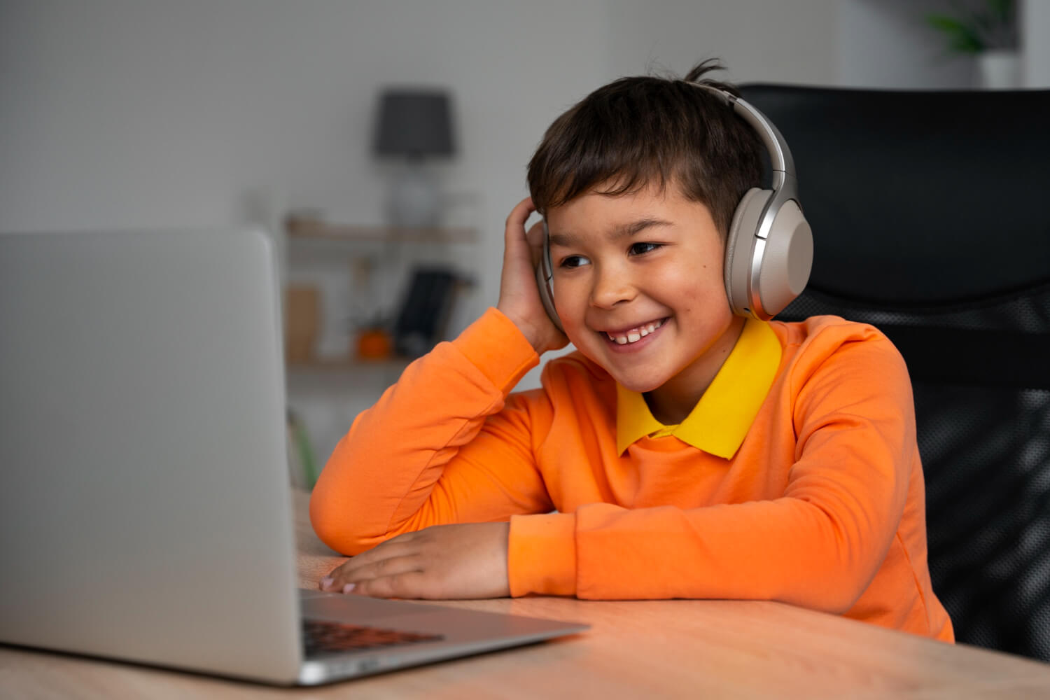 Student in an online Indiana Learns tutoring session with a certified bilingual tutor