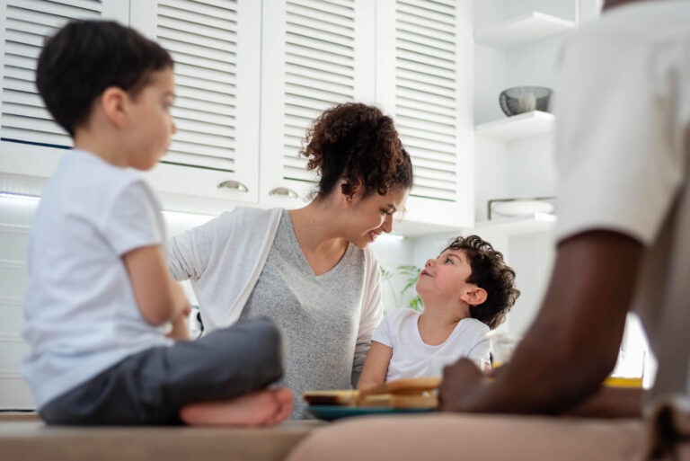 Mother and children in the kitchen practicing bilingual summer routine activities through everyday conversation